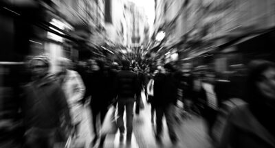 Lęk przed ludźmi: Co dzieje się w naszym ciele i umyśle?