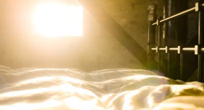 Nieuzasadniony lęk po przebudzeniu – zrozumienie i radzenie sobie z porannym niepokojem