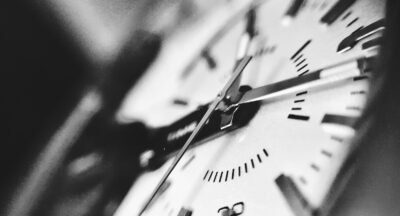 Prokrastynacja a inteligencja emocjonalna: Czy umiejętność zarządzania emocjami może pomóc w walce z odkładaniem działań?