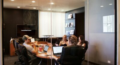 Praca i prawo – co każdy pracownik powinien wiedzieć o swoich prawach i obowiązkach