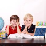 Gdzie warto pracować w edukacji? Sektor, zarobki i rynek pracy w oświacie 2025