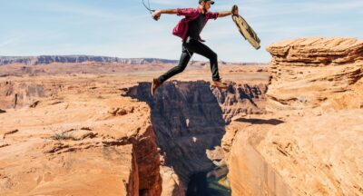 Motywacja zewnętrzna – jak działa, skąd się bierze i dlaczego potrafi mobilizować, ale też uzależniać od bodźców otoczenia