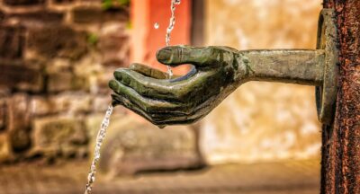 Wyuczona bezradność – stan psychicznego poddania, w którym człowiek przestaje wierzyć w możliwość zmiany, traci sprawczość