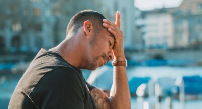 Niskie poczucie własnej wartości u mężczyzny – cichy kryzys współczesnych czasów