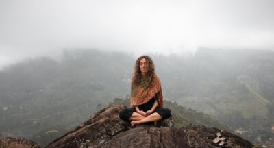 Kryzys egzystencjalny – głębokie załamanie sensu, tożsamości i kierunku życia, które prowadzi do bolesnej konfrontacji z pytaniami o cel, wartości i własne istnienie