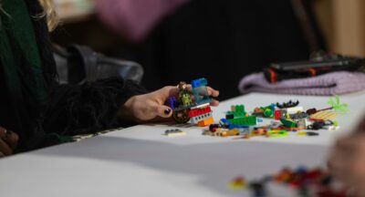 Kreatywne zabawy dla dzieci – jak wspierać wyobraźnię, twórcze myślenie i naturalną ciekawość najmłodszych