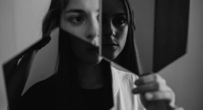 Rozdwojenie jaźni – czym naprawdę jest dysocjacyjne zaburzenie tożsamości, jak powstaje, jak funkcjonuje umysł osoby żyjącej z wieloma stanami ja