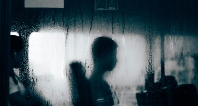 Apatia – głęboka analiza stanu emocjonalnego, w którym zanika energia, motywacja i zdolność do odczuwania, a codzienne życie traci kolor, sens i dynamikę