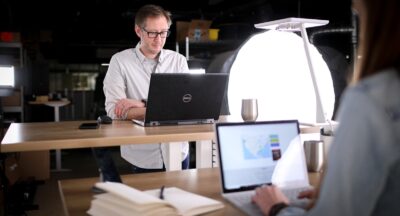 Brak motywacji do pracy – przyczyny, mechanizmy i wewnętrzne blokady, które odbierają energię i chęci do działania