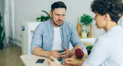 6 typowych zachowań toksycznych – destrukcyjne wzorce, które niszczą relacje, obniżają poczucie własnej wartości i wprowadzają chaos emocjonalny