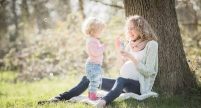 Nadopiekuńczość matki – jak nadmierna kontrola, lęk i potrzeba chronienia wpływają na rozwój dziecka, j