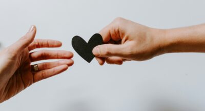 Niskie poczucie własnej wartości w związku – czym jest, jak sobie z nim radzić?