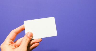 Karty afirmacji – jak działają, dlaczego wzmacniają podświadomość i w jaki sposób korzystać z nich codziennie, aby realnie zmieniać swoje myśli, emocje i decyzje