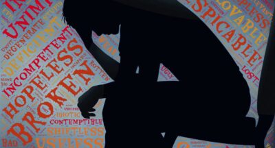 Wewnętrzny krytyk – czym jest i dlaczego tak mocno wpływa na poczucie wartości oraz relacje