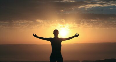 Afirmacje wdzięczności – jak codzienna praktyka może zmienić Twój sposób patrzenia na siebie, życie i świat