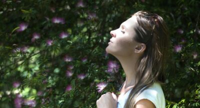 Medytacja z afirmacjami – jak połączyć moc słów, oddechu i świadomej obecności, aby głęboko odmienić swoje życie