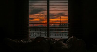 Hipnoza na sen – jak działa, dlaczego uspokaja układ nerwowy i w jaki sposób pomaga zasnąć nawet wtedy, gdy myśli nie chcą się zatrzymać?