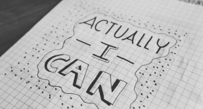 Afirmacje na dobry dzień – jak świadomie rozpocząć poranek, ustawić energię i stworzyć przestrzeń na lekkość, spokój i wewnętrzną moc