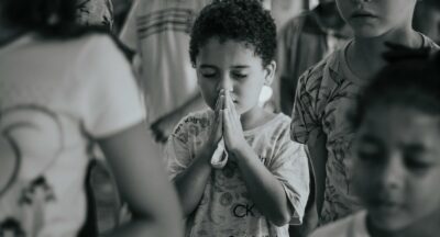 Afirmacje dla chłopców, które pomagają budować zdrową samoocenę, odporność emocjonalną i poczucie sprawczości