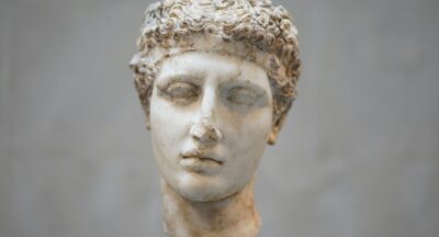 Jak uspokoić natrętne myśli – odzyskanie przestrzeni w głowie, która znów należy do Ciebie