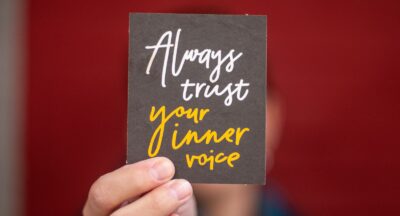 Dlaczego gotowe afirmacje potrafią wprowadzić więcej zmian, niż oczekujesz – i jak korzystać z nich tak, by naprawdę działały