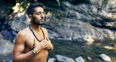 O czym myśleć podczas medytacji – najobszerniejszy przewodnik po tym, jak prowadzić umysł, aby praktyka była głęboka, kojąca i naprawdę transformująca