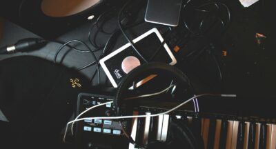 Czym naprawdę jest muzyka relaksacyjna i dlaczego działa tak silnie na umysł