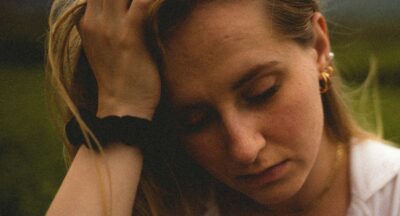 Martwić się o kogoś – jak radzić sobie z ciężarem troski, która potrafi przejąć całe życie