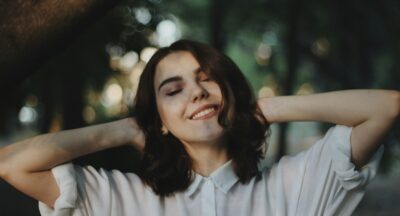 Afirmacja pewności siebie – jak słowa mogą stać się Twoją wewnętrzną tarczą, paliwem i kompasem