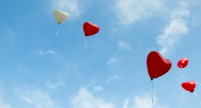 Afirmacje miłość jako codzienna praktyka otwierająca serce na ciepło i bliskość