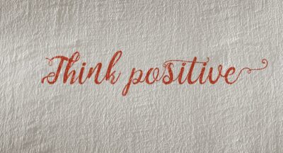 Jak zmienić negatywne myślenie na pozytywne – droga od przytłoczenia do lekkości