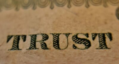 Afirmacja na bogactwo – jak wykorzystać moc myśli, aby otworzyć się na obfitość, stabilność finansową i poczucie wewnętrznej wartości