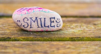 Dlaczego poradnik pozytywnego myślenia online może realnie zmienić codzienność