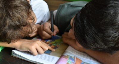 Problem z koncentracją u dzieci – dlaczego coraz więcej najmłodszych ma trudności ze skupieniem, jak działa ich rozwijający się mózg i jak wspierać uwagę w naturalny, łagodny i skuteczny sposób