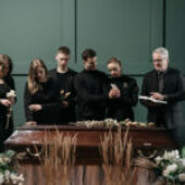 Gdzie szukać pomocy w kryzysie po stracie najbliższej osoby.