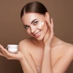 Czym są peptydy i dlaczego warto kupić krem z peptydami?