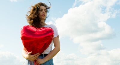 Czy można zasłużyć na miłość – psychologiczna droga od udowadniania wartości do prawdziwej bliskości